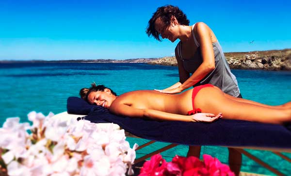 bluedreamsardinia-activities-massaggio_a_bordo